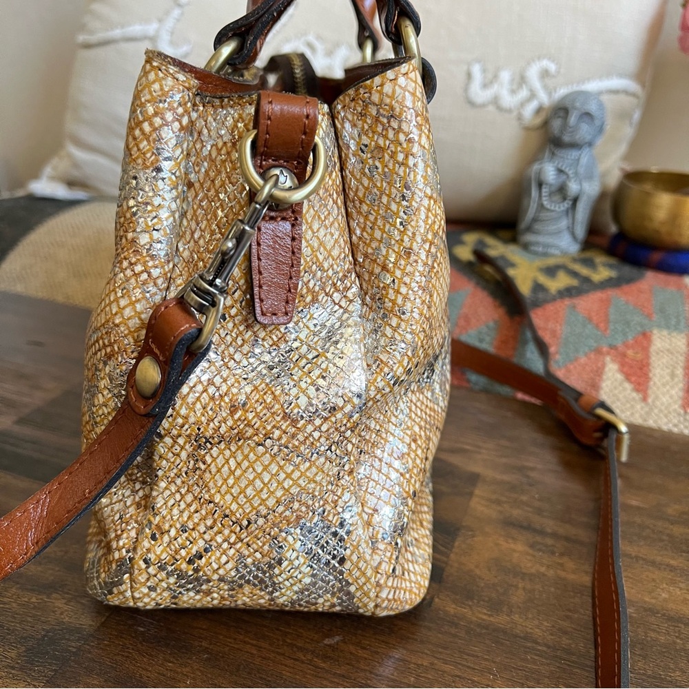 Patricia Nash ‘Norcia’ Metallic Python Print Cracked Leather Satchel Crossbody - Picture 7 of 15